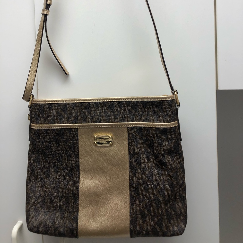 Crossbody Michael kor purse